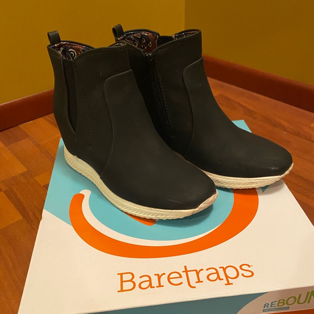 BareTraps Sporty Wedge